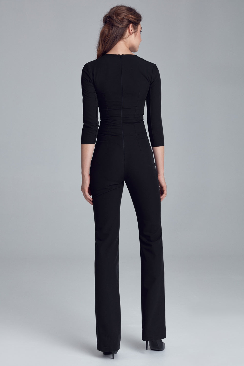 pęknięciem na dekolcie KM Black Suit