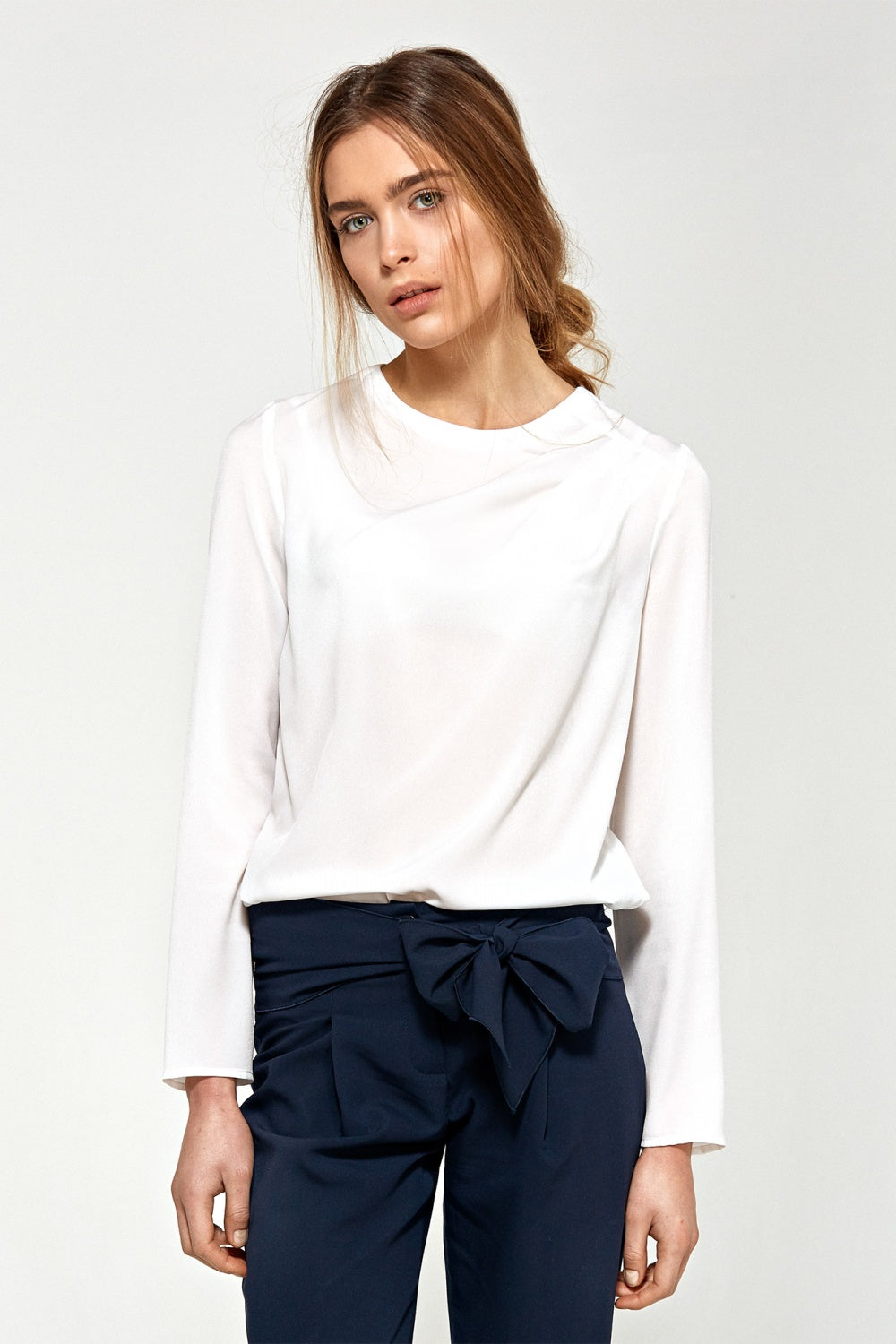 asymetrycznymi draperiami B Ecru Blouse