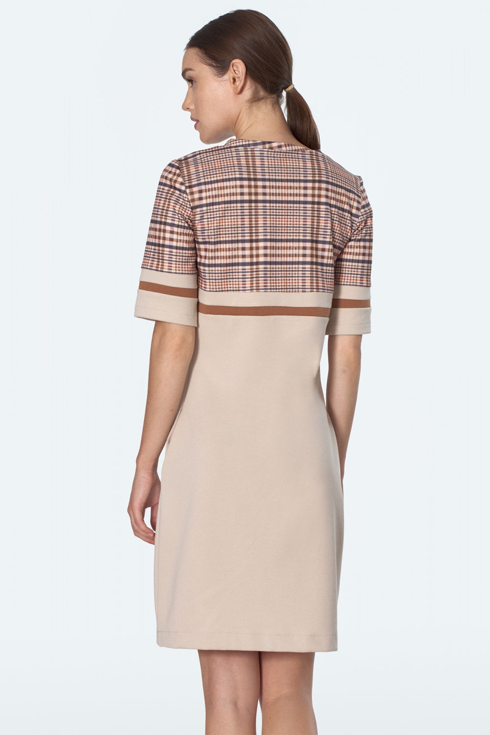 z kieszeniami w beżową kratę S Beige Krata Daydress