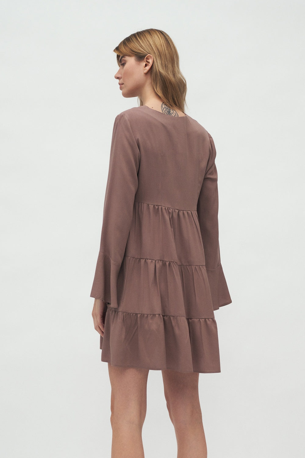 z falbaną w kolorze mocca S Mocca Daydress