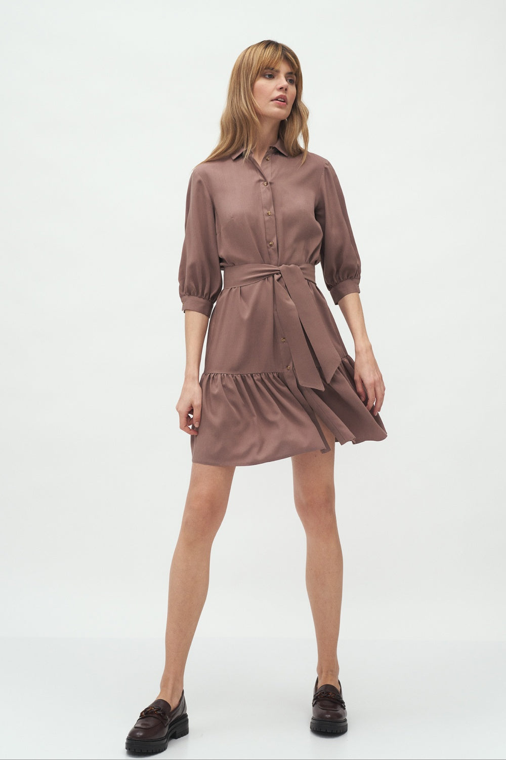 z falbaną w kolorze mocca S Mocca Daydress