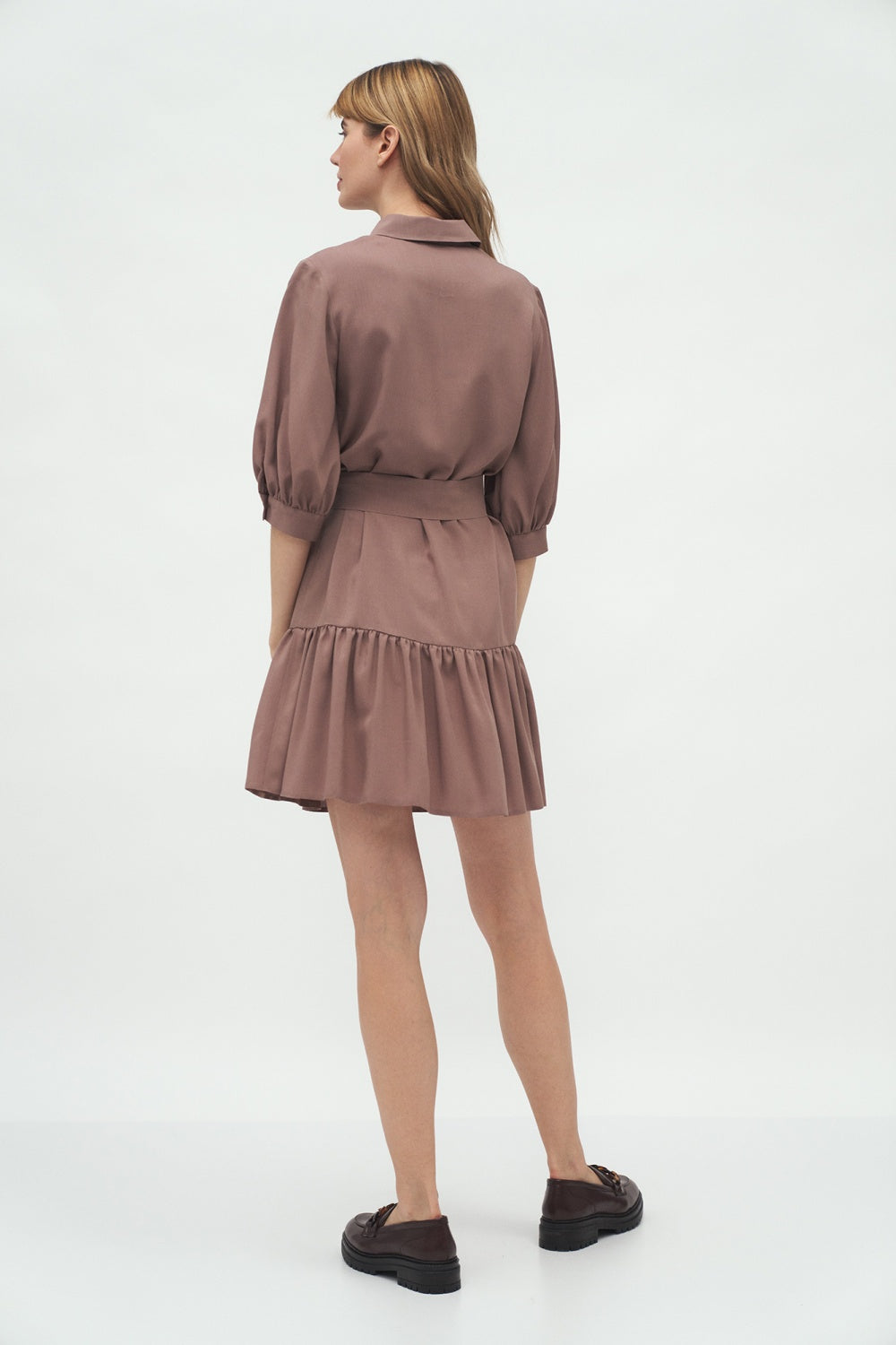 z falbaną w kolorze mocca S Mocca Daydress