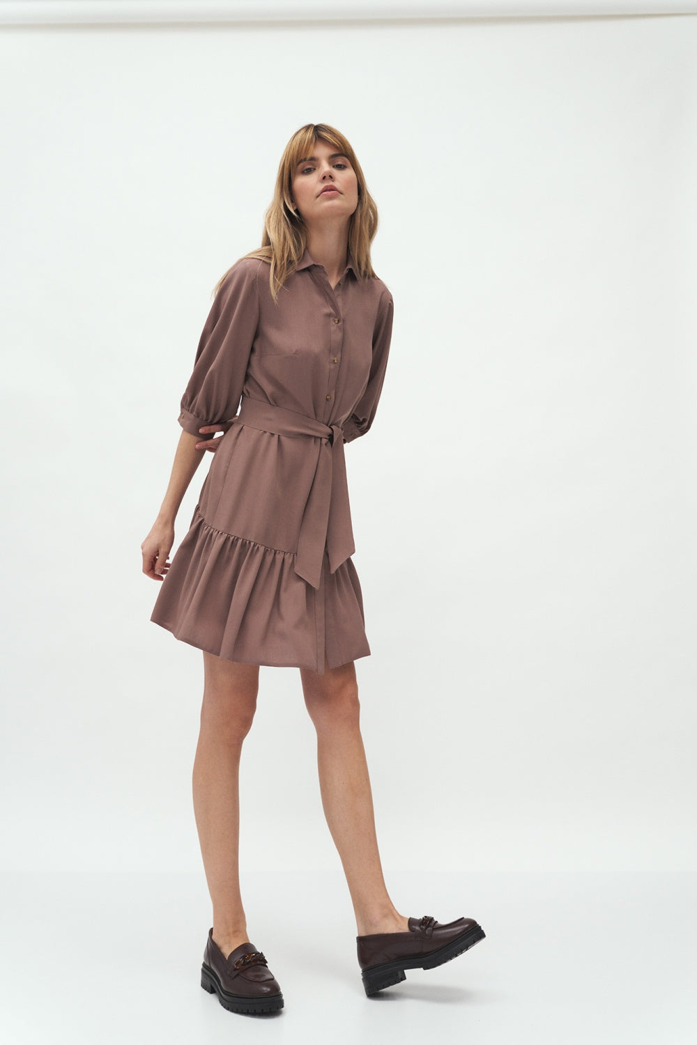 z falbaną w kolorze mocca S Mocca Daydress